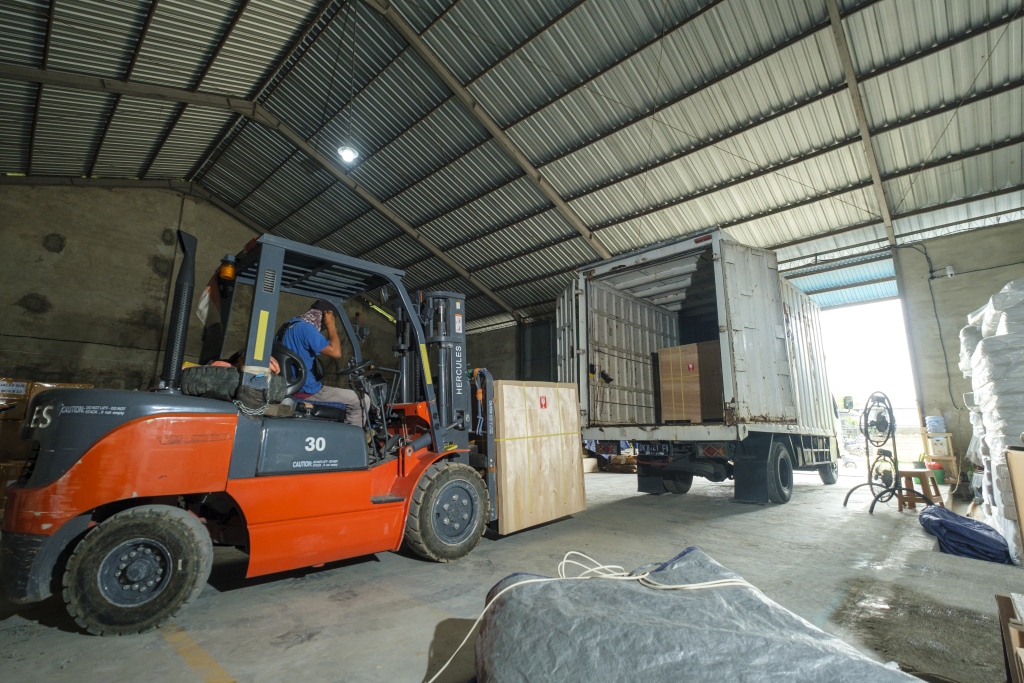 Container loading at the Jalak Kargo warehouse