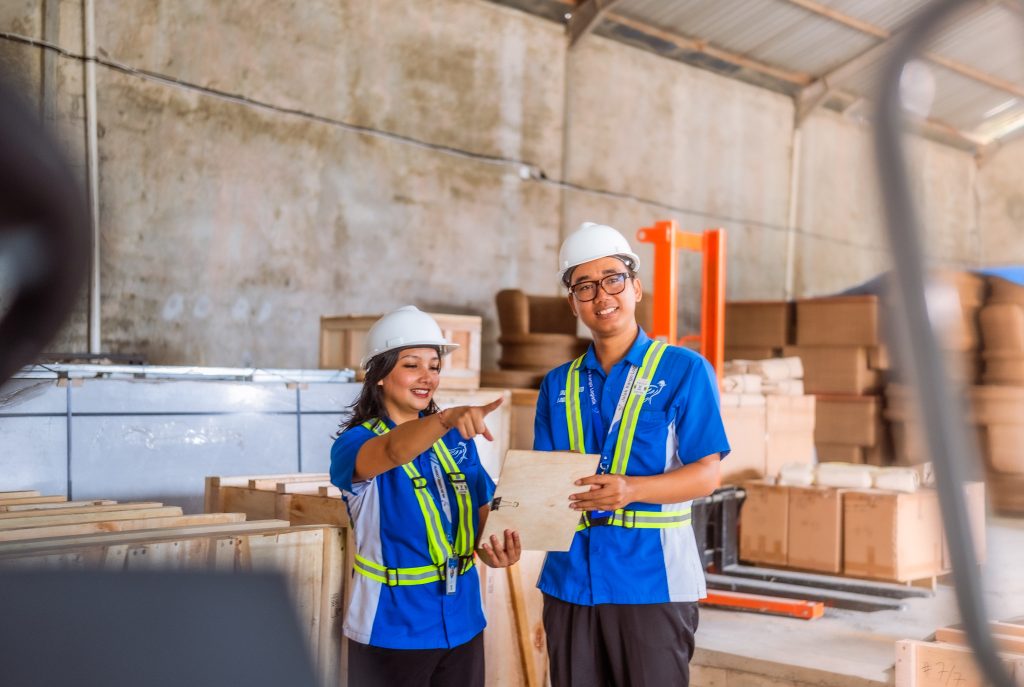 The Jalak Kargo team handling cargo at the warehouse